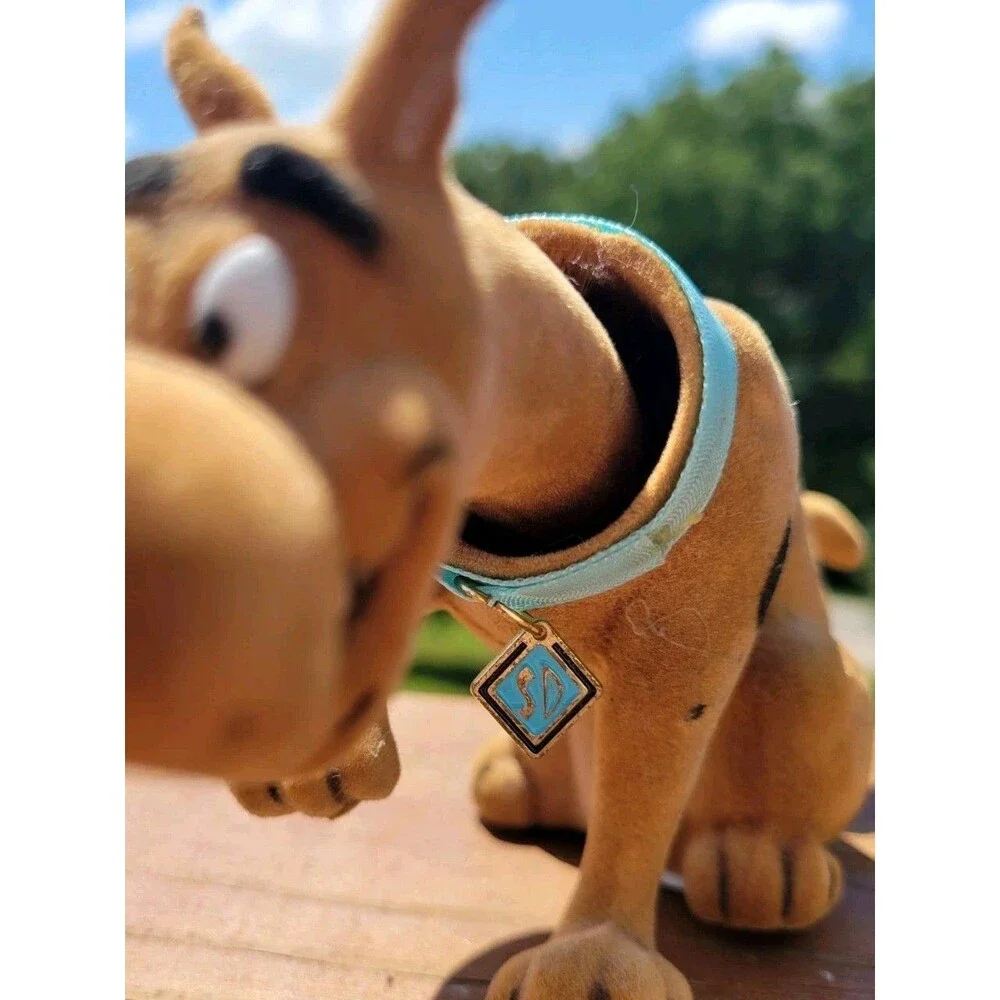 FLOCKED VELVET TEXTURE SCOOBY DOO HOLDING UP PAW COLLECTIBLE BOBBLE HEAD NODDER